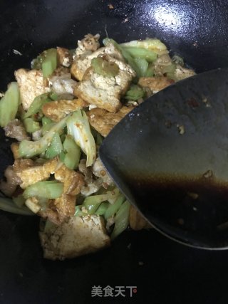 黄金豆腐炒西芹的做法步骤：12