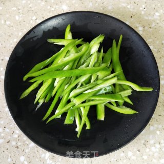 青椒炒鸡蛋的做法步骤：2