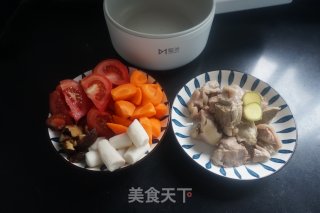 夏日养生靓汤|番茄山药香菇蹄髈汤的做法步骤：1