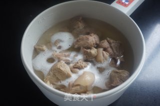 夏日养生靓汤|番茄山药香菇蹄髈汤的做法步骤：5