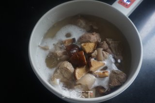 夏日养生靓汤|番茄山药香菇蹄髈汤的做法步骤：6