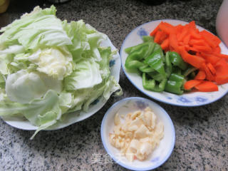 青椒胡萝卜炒包心菜的做法步骤：1