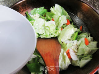 青椒胡萝卜炒包心菜的做法步骤：4