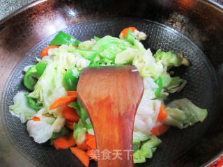 青椒胡萝卜炒包心菜的做法步骤：5
