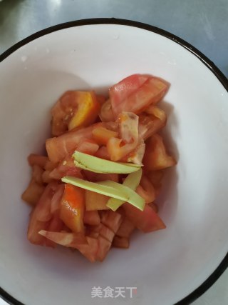 番茄鱼丸汤的做法步骤：1