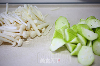 丝瓜鲜菇汤的做法步骤：2