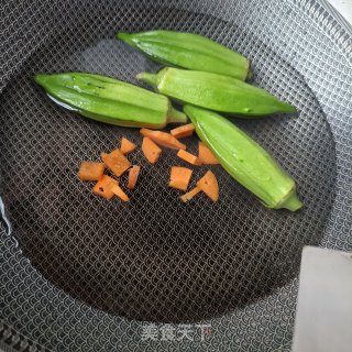 秋葵虾仁滑蛋的做法步骤：1