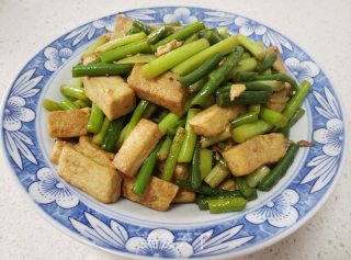 蒜苔炒豆腐的做法步骤：4