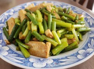 蒜苔炒豆腐的做法步骤：5
