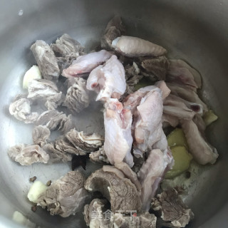 红烧牛肉鸡翅面的做法步骤：7