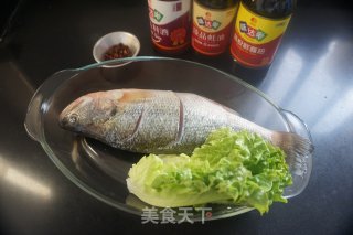 嫩烤鲈鱼的做法步骤：1