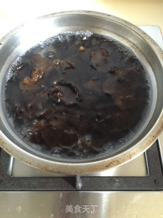 芹菜木耳炒淮山的做法步骤：1