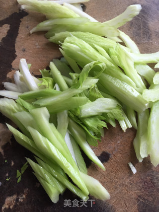 芹菜木耳炒淮山的做法步骤：2