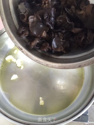 芹菜木耳炒淮山的做法步骤：4