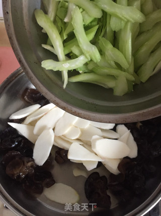 芹菜木耳炒淮山的做法步骤：6