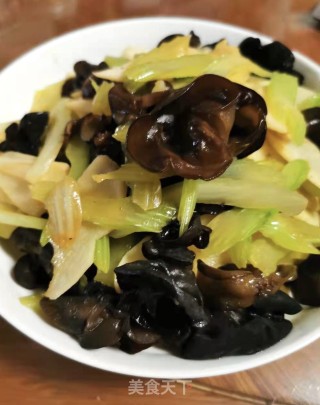 芹菜木耳炒淮山的做法步骤：8