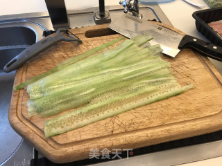 牛排黄瓜能量沙拉的做法步骤：1