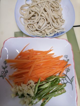 胡萝卜豆腐皮的做法步骤：1