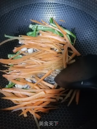 胡萝卜豆腐皮的做法步骤：2