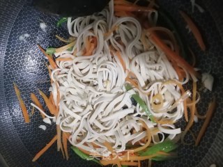胡萝卜豆腐皮的做法步骤：3