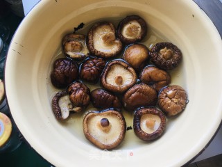 香菇牛肉荞面的做法步骤：1