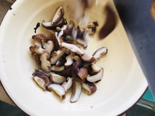 香菇牛肉荞面的做法步骤：2
