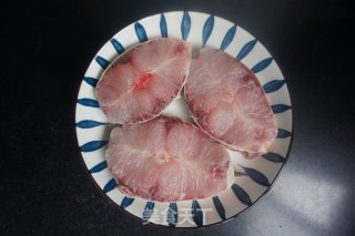 花椒蒸青鱼的做法步骤：1
