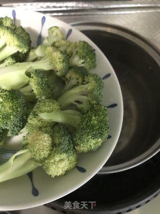 西兰花炒虾仁的做法步骤：2