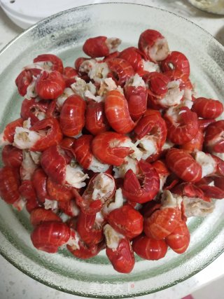 蒜香麻辣龙虾尾的做法步骤：2