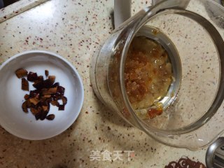 桃胶皂米红枣汤的做法步骤：3