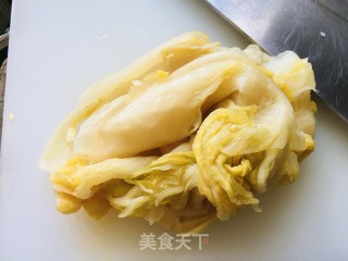 砂锅红烧肉炖酸菜的做法步骤：2