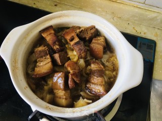 砂锅红烧肉炖酸菜的做法步骤：4