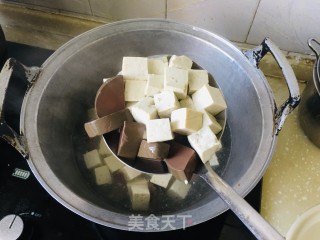 砂锅鸭血炖豆腐的做法步骤：2
