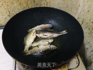 农家炖鲫鱼的做法步骤：1