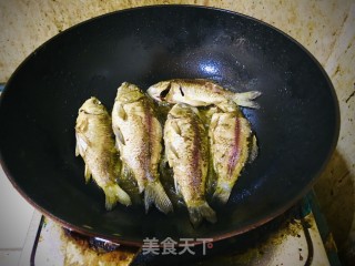 农家炖鲫鱼的做法步骤：3