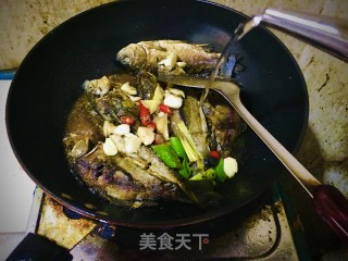 农家炖鲫鱼的做法步骤：6