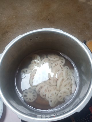 油炸莲藕的做法步骤：1