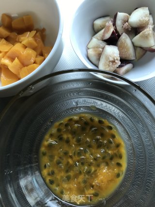 清凉消暑：椰汁芒果百香果的做法步骤：2