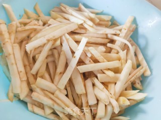 西红柿炒茄子的做法步骤：1