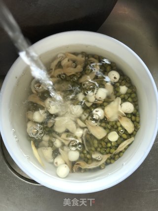 清凉消暑：绿豆莲子百合糖水的做法步骤：2