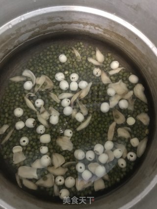 清凉消暑：绿豆莲子百合糖水的做法步骤：3