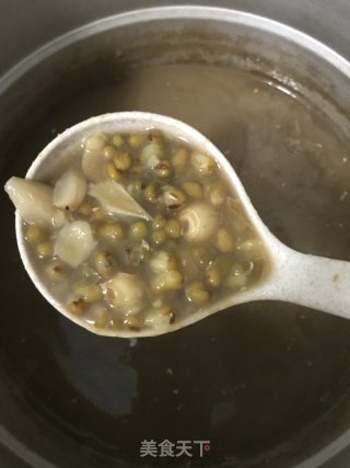 清凉消暑：绿豆莲子百合糖水的做法步骤：4