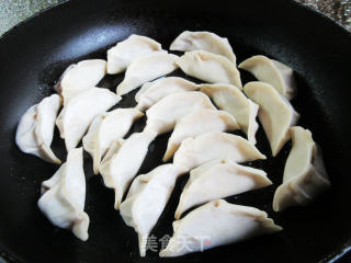 圆茄子肉馅锅贴的做法步骤：12