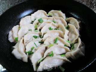 圆茄子肉馅锅贴的做法步骤：14