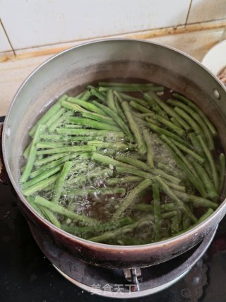 凉拌嫩豇豆的做法步骤：3