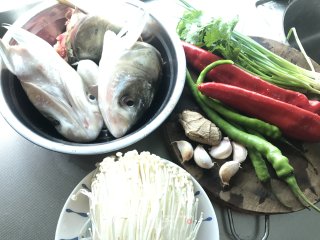 蒸鱼头的做法步骤：1