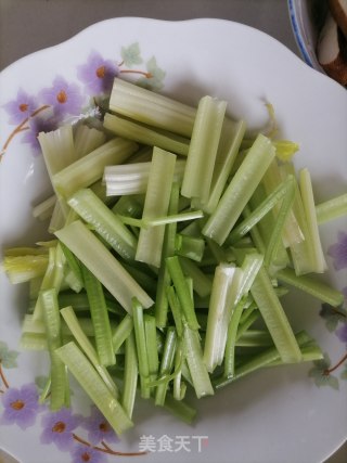 西芹炒香干的做法步骤：2