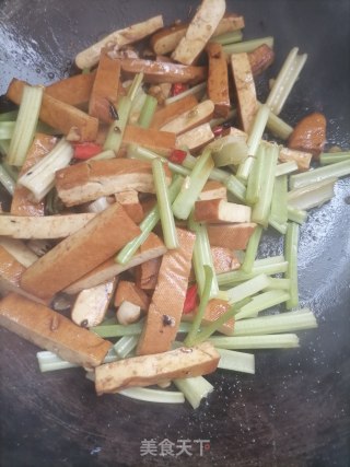 西芹炒香干的做法步骤：4