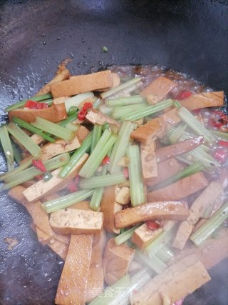 西芹炒香干的做法步骤：5