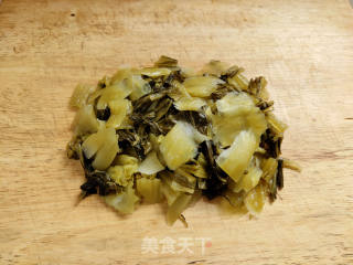 酸菜炒肉片的做法步骤：3